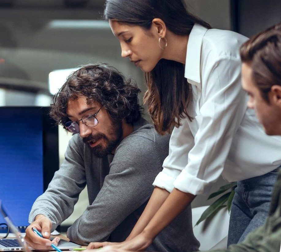 Equipo revisando información de candidatos en una oficina